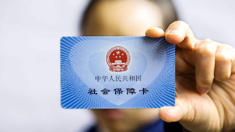 下岗职工没有社保,晚年只能这样度过,应该适当做出改变